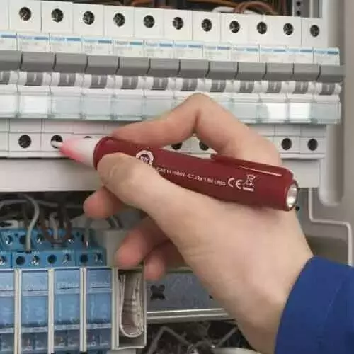 Berührungsloser Spannungstester mi tintegrierter Taschenlampe 2