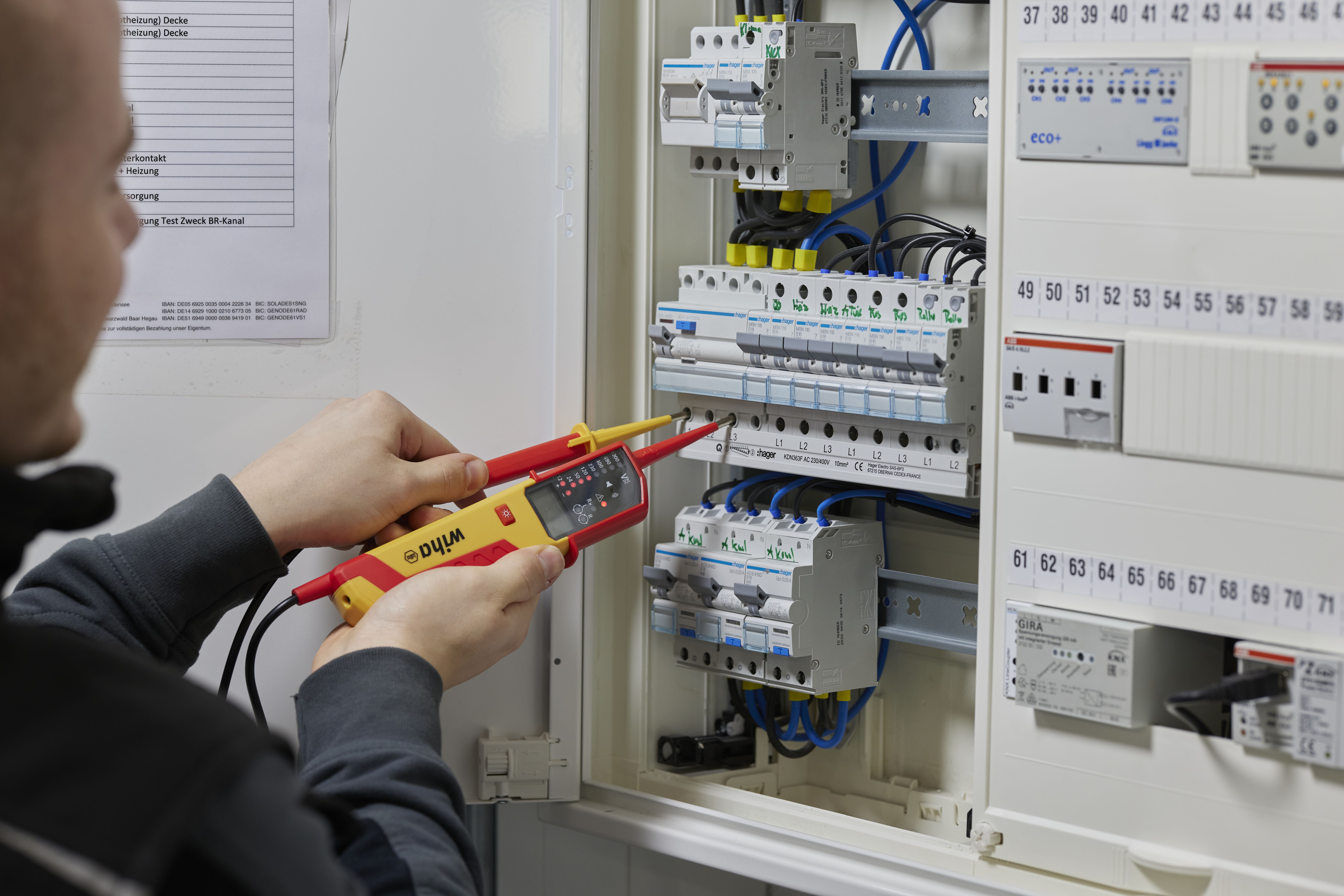 Tester napięcia i ciągłości obwodu dla eMobility 12 – 1000 V AC, CAT IV w zestawie 2 baterie AAA / WIHA 44319 9