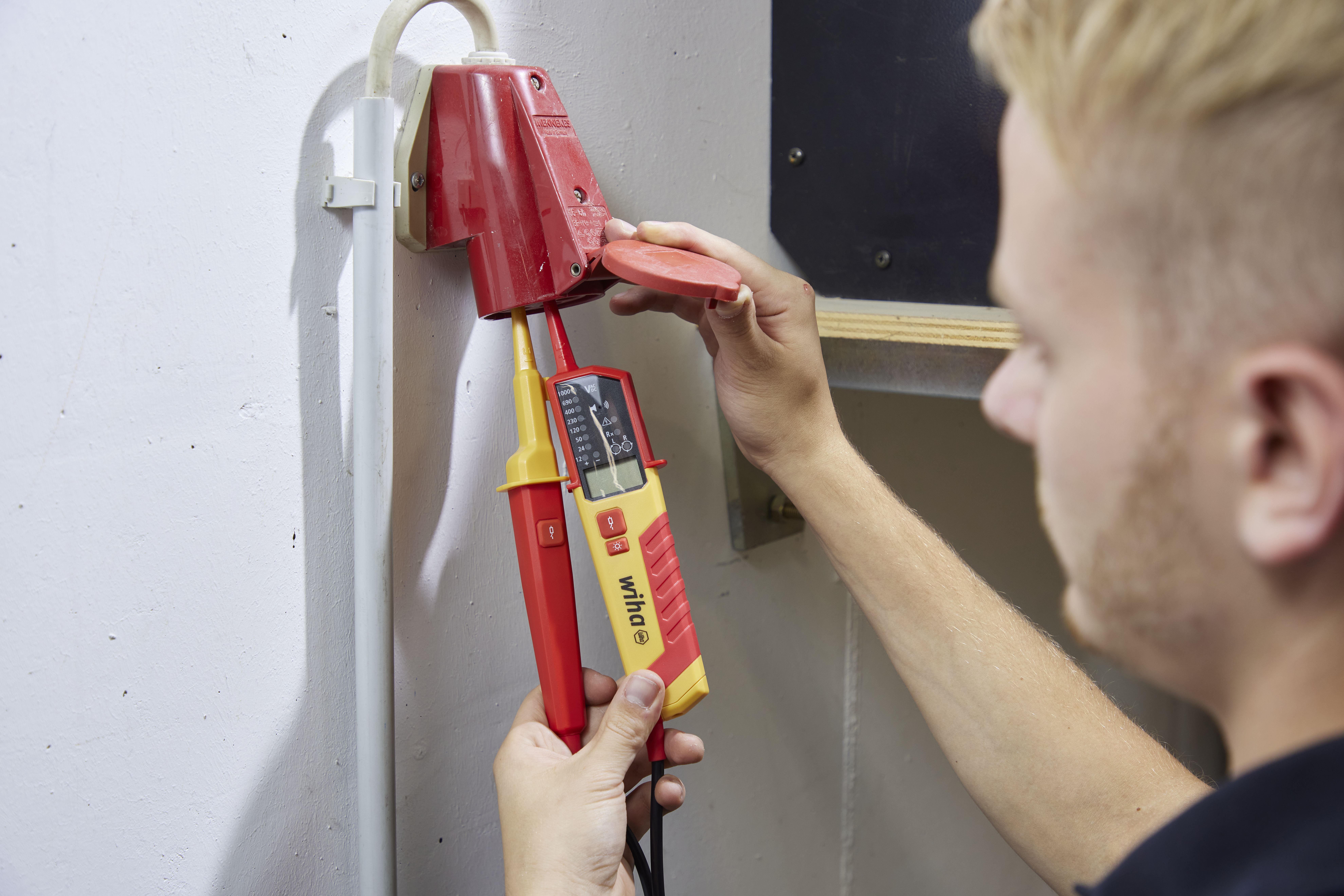Tester napięcia i ciągłości obwodu 0,5 – 1000 V AC, CAT IV w zestawie 2 baterie AAA / WIHA 45217 4
