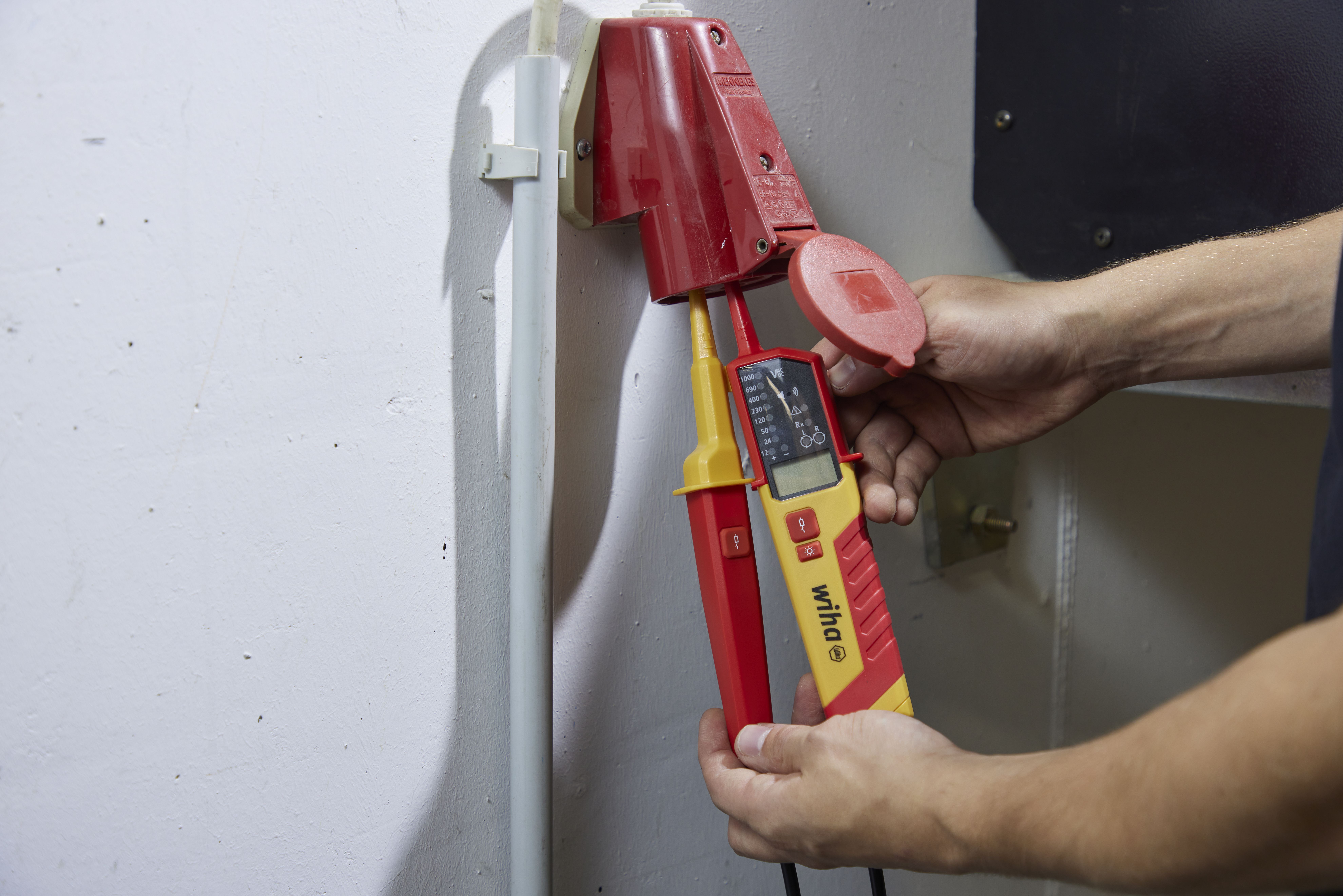 Tester napięcia i ciągłości obwodu 0,5 – 1000 V AC, CAT IV w zestawie 2 baterie AAA / WIHA 45217 5