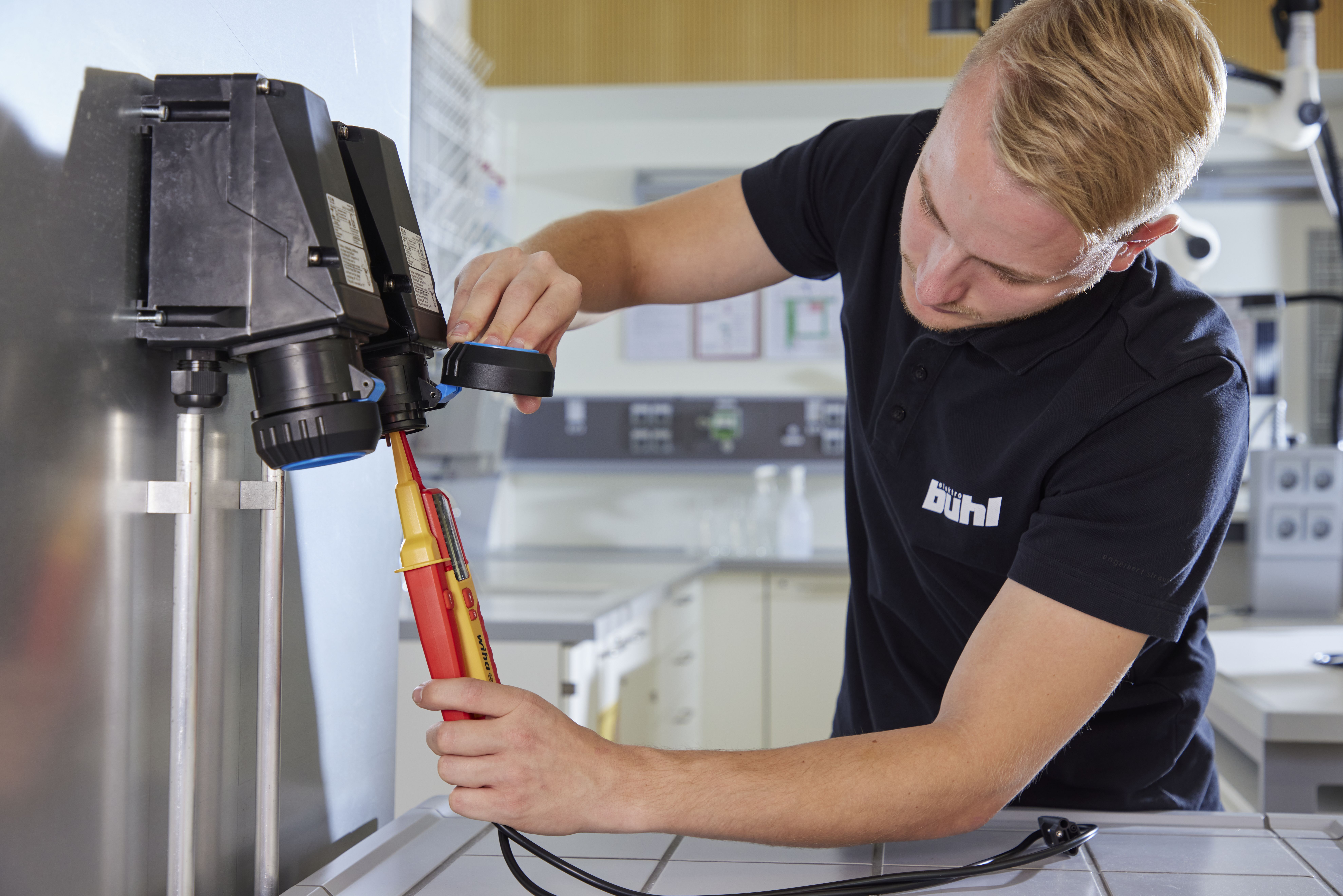 Tester napięcia i ciągłości obwodu 0,5 – 1000 V AC, CAT IV w zestawie 2 baterie AAA / WIHA 45217 7