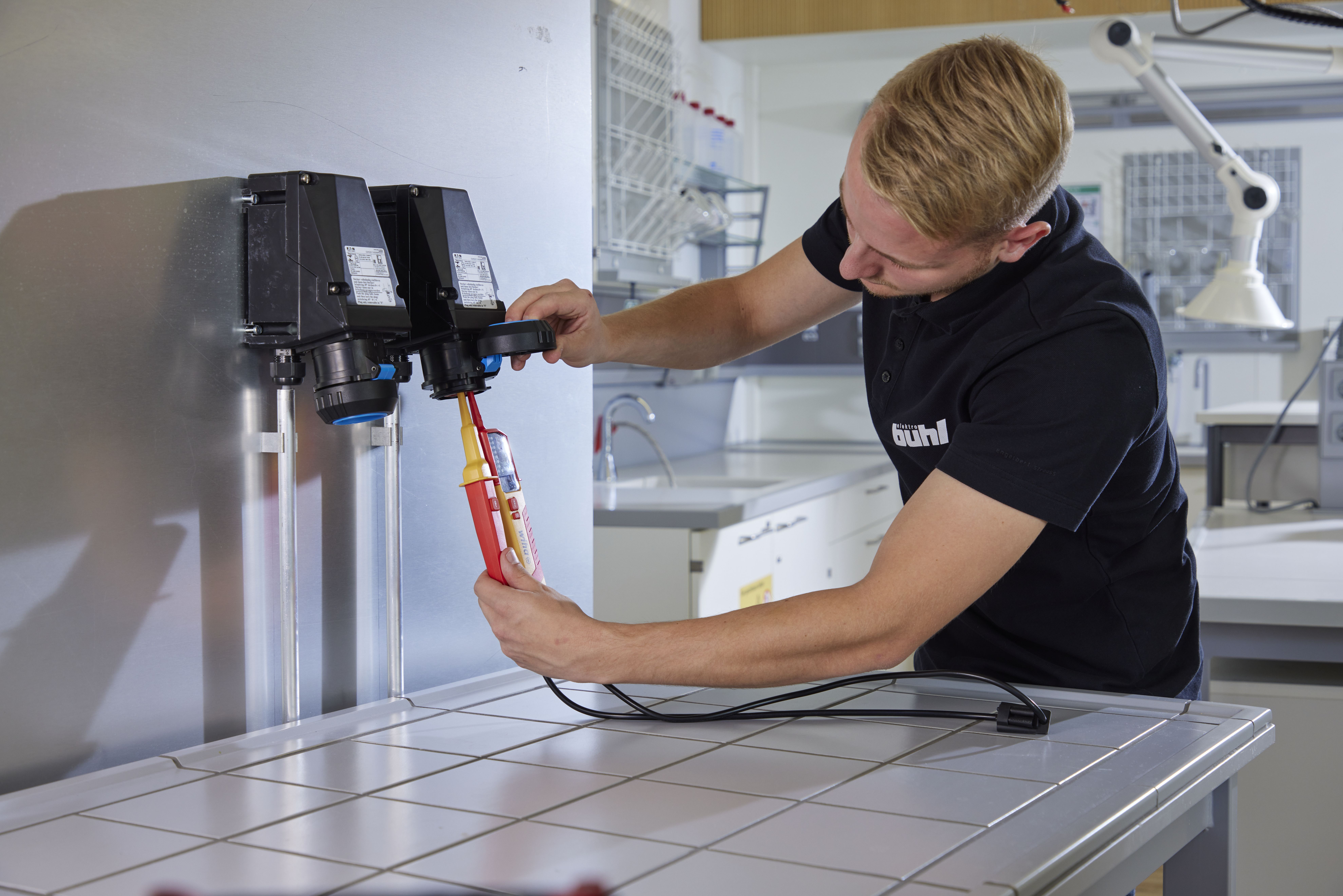 Tester napięcia i ciągłości obwodu 0,5 – 1000 V AC, CAT IV w zestawie 2 baterie AAA / WIHA 45217 8