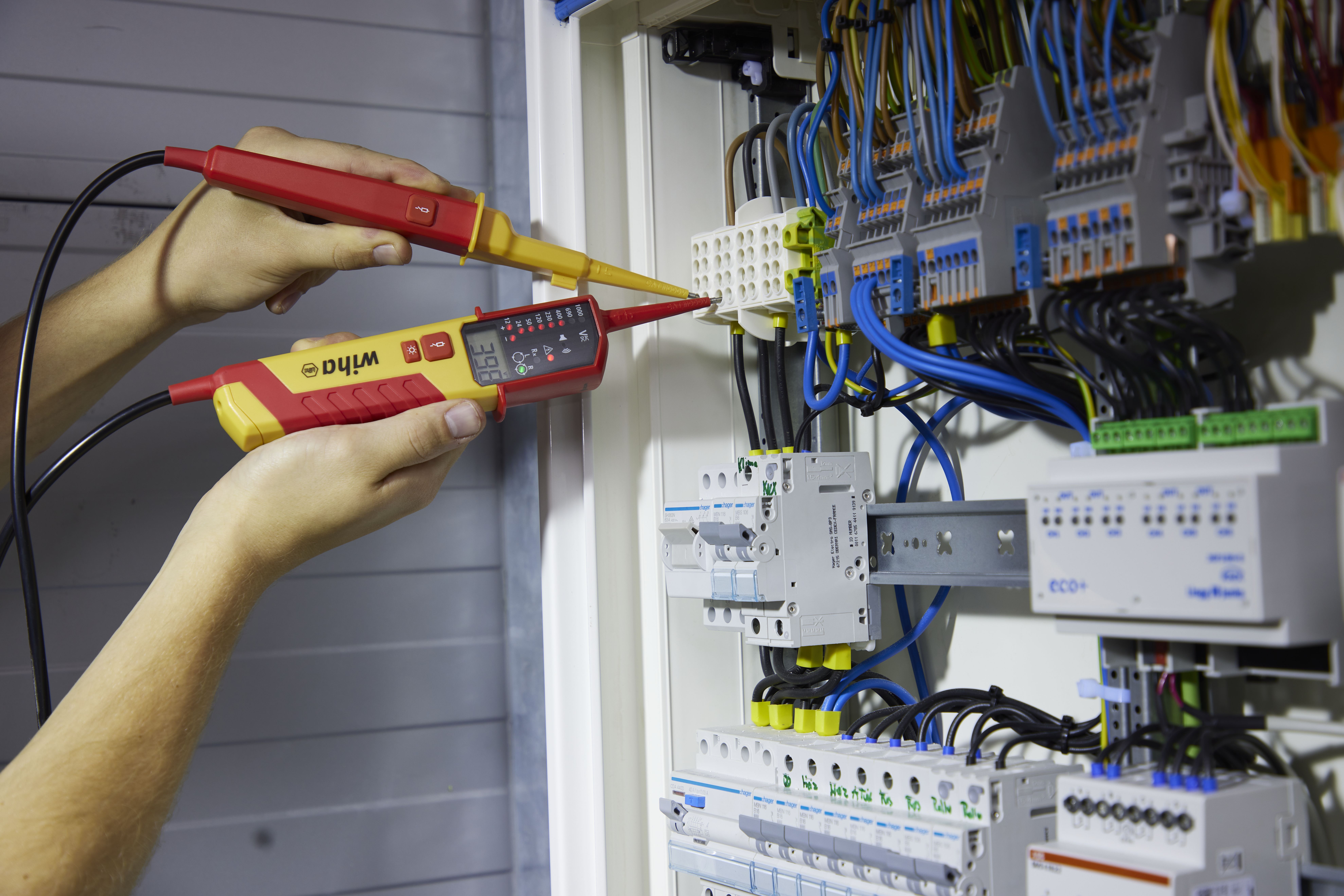Tester napięcia i ciągłości obwodu 0,5 – 1000 V AC, CAT IV w zestawie 2 baterie AAA / WIHA 45217 9