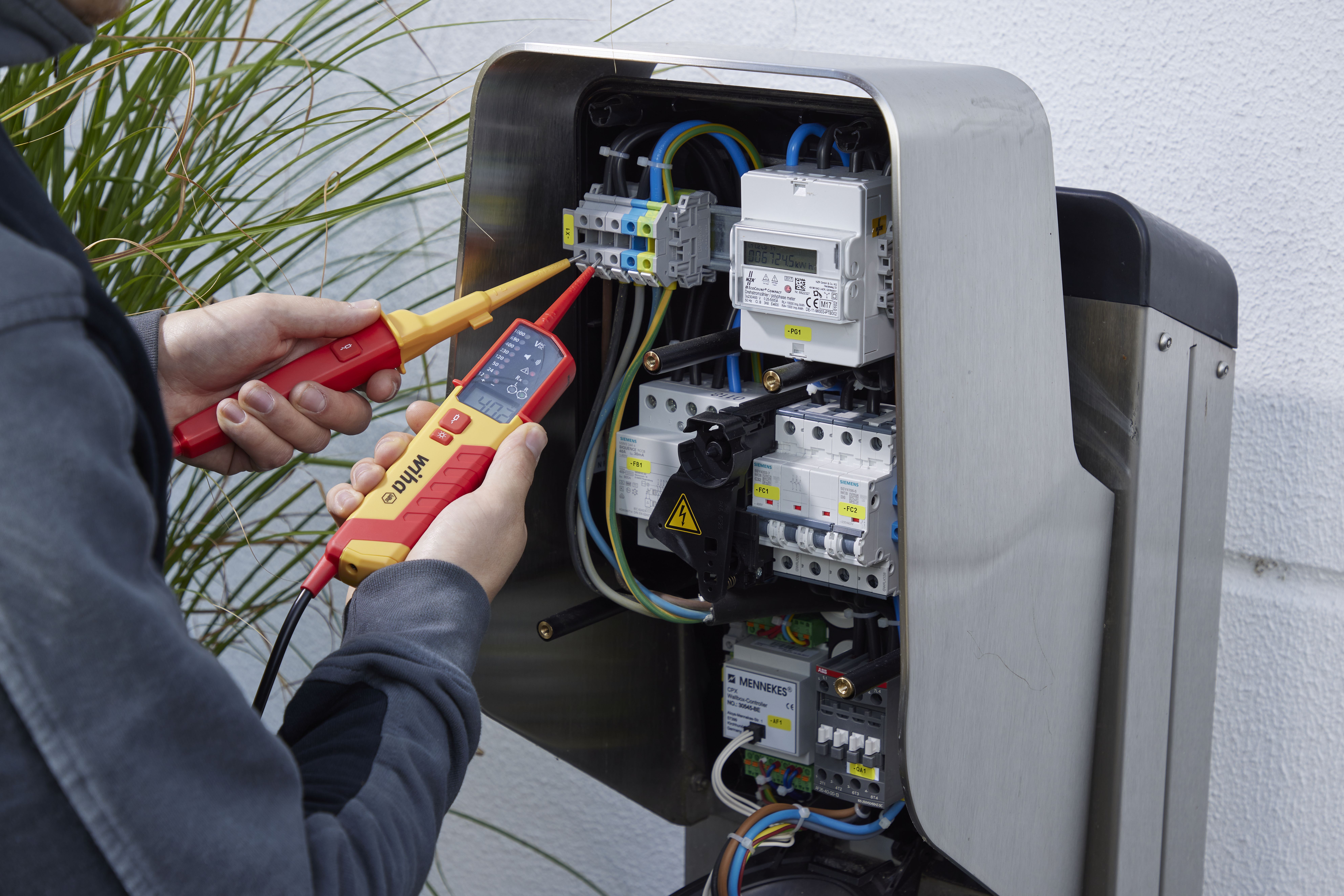 Tester napięcia i ciągłości obwodu 0,5 – 1000 V AC, CAT IV w zestawie 2 baterie AAA / WIHA 45217 10