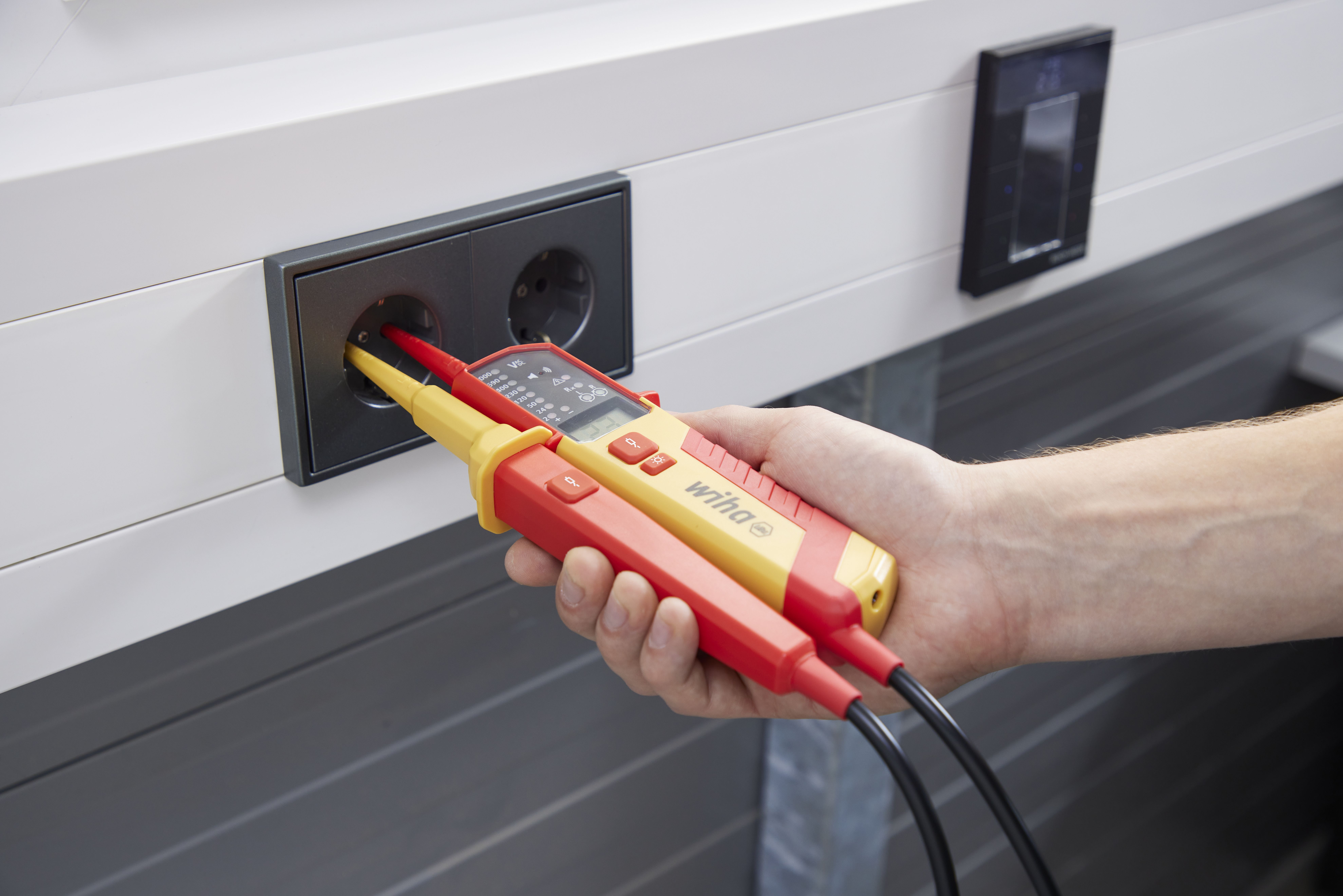 Tester napięcia i ciągłości obwodu 0,5 – 1000 V AC, CAT IV w zestawie 2 baterie AAA / WIHA 45217 11