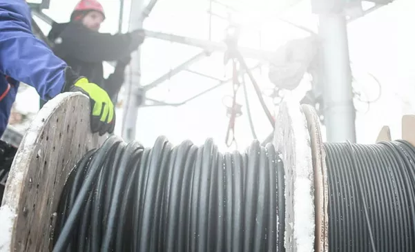 Wciągarka do kabli w instalacjach przemysłowych – zastosowania i korzyści