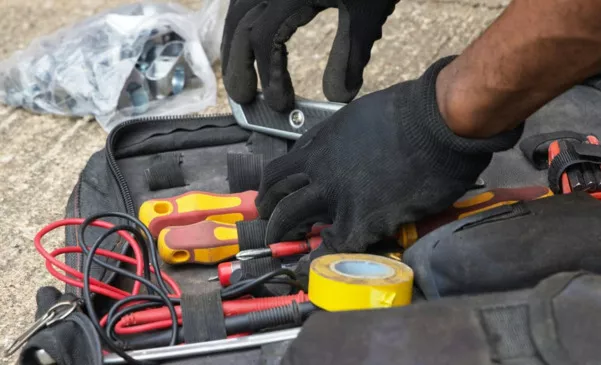 Dlaczego torba elektryka z wieloma kieszeniami ułatwia organizację pracy?