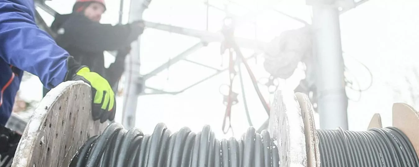 Wciągarka do kabli w instalacjach przemysłowych – zastosowania i korzyści