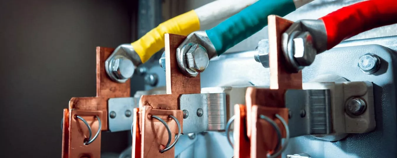 Dlaczego połączenia kablowe w energetyce i kolejnictwie tracą trwałość mimo poprawnego zacisku